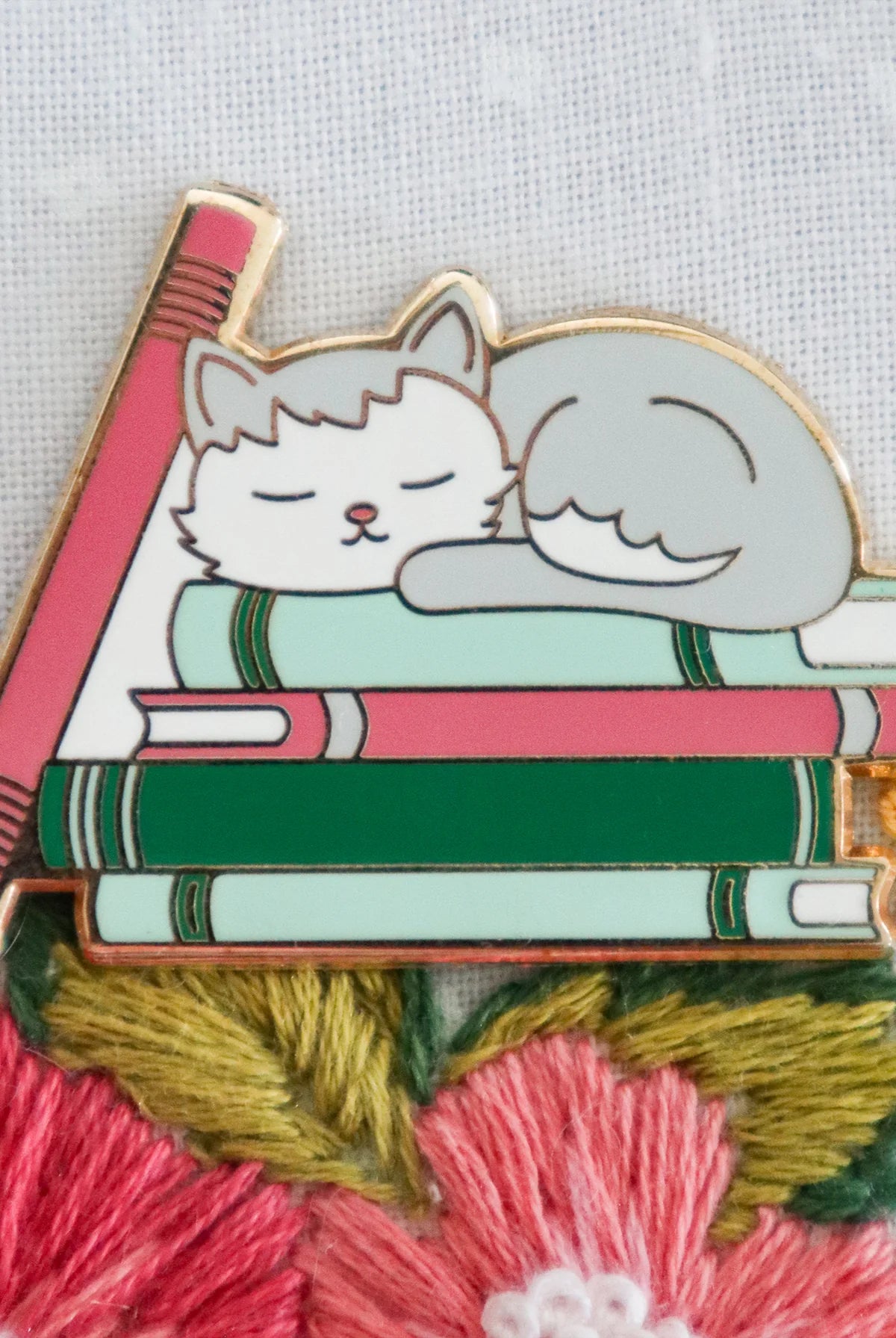 Bookish Cat Magnetic Needleminder