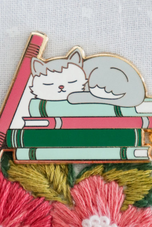 Bookish Cat Magnetic Needleminder